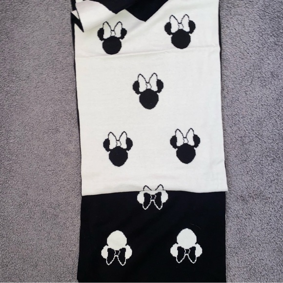 Minnie Mouse Scarf - Picture 3 of 3
